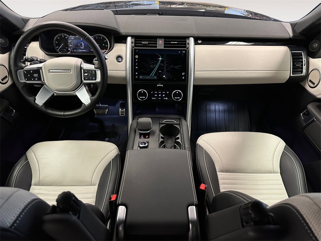 Used 2023 Land Rover Discovery Metropolitan Edition image 10