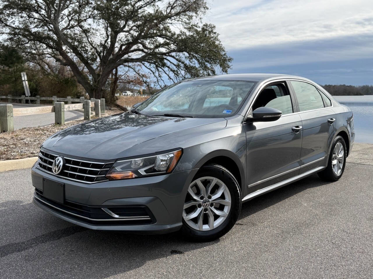 Used 2017 Volkswagen Passat 1.8T S image 2