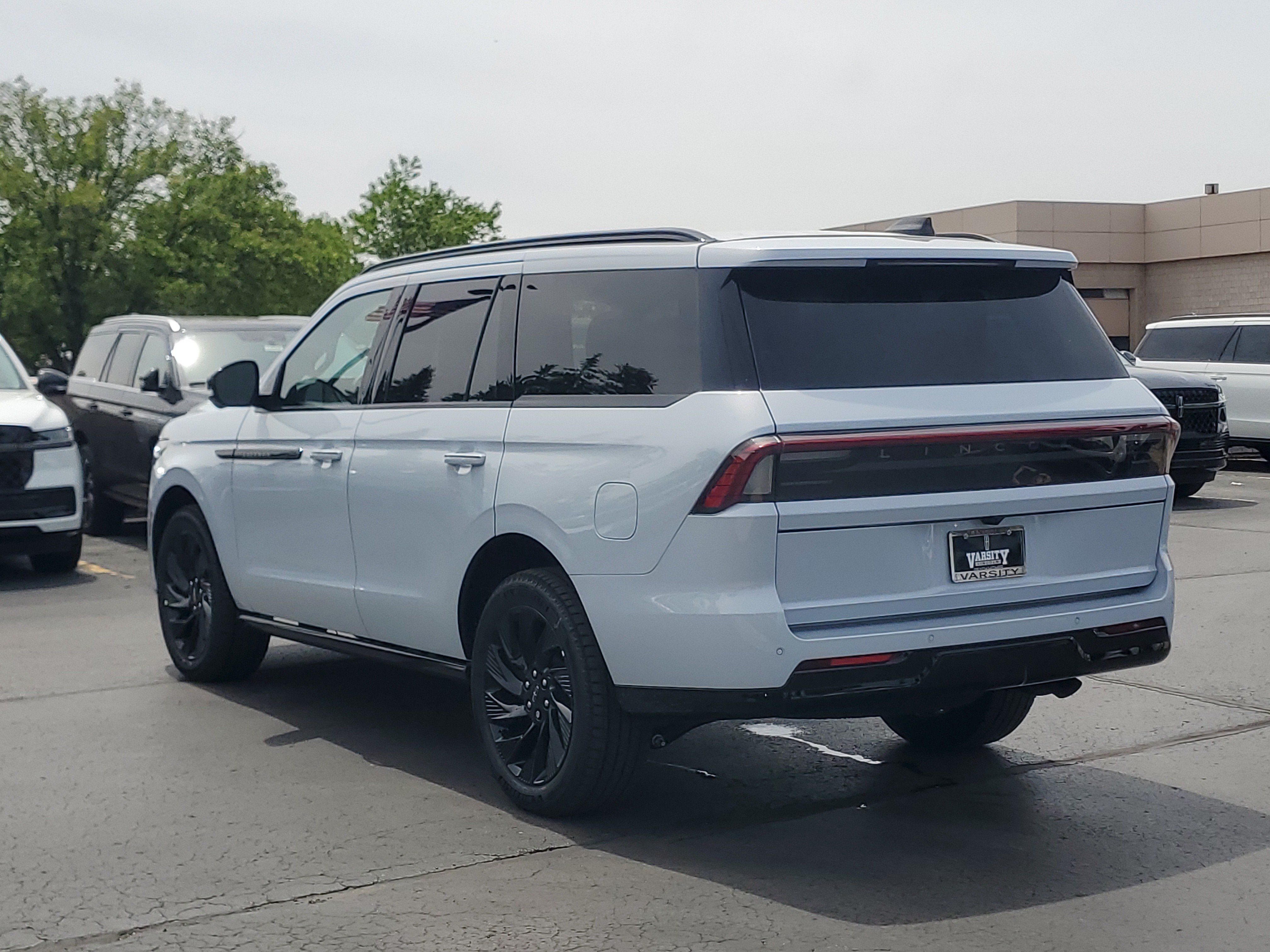 New 2026 Lincoln Navigator Reserve w/ Jet Appearance Package AWD/4WD image 3