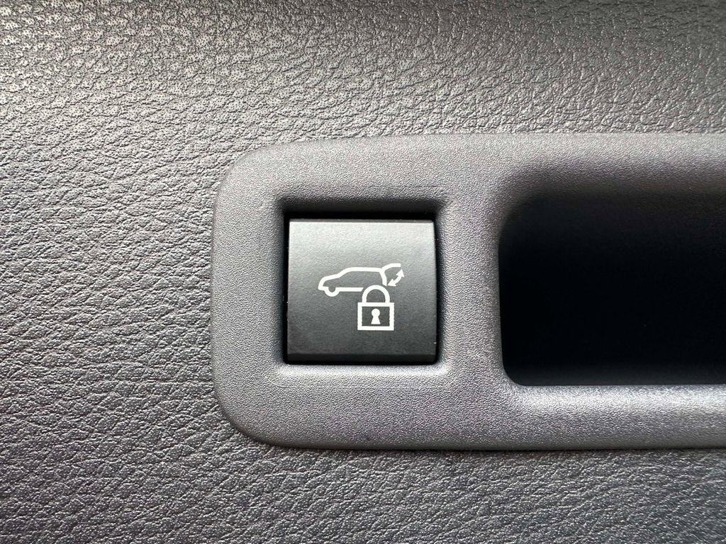 Used 2025 Toyota Sienna Platinum image 13