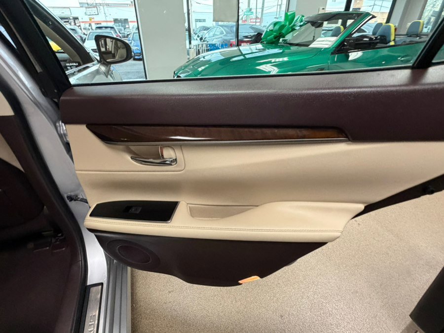 Used 2016 Lexus ES 350 w/ Luxury Package w/Wood Trim image 28