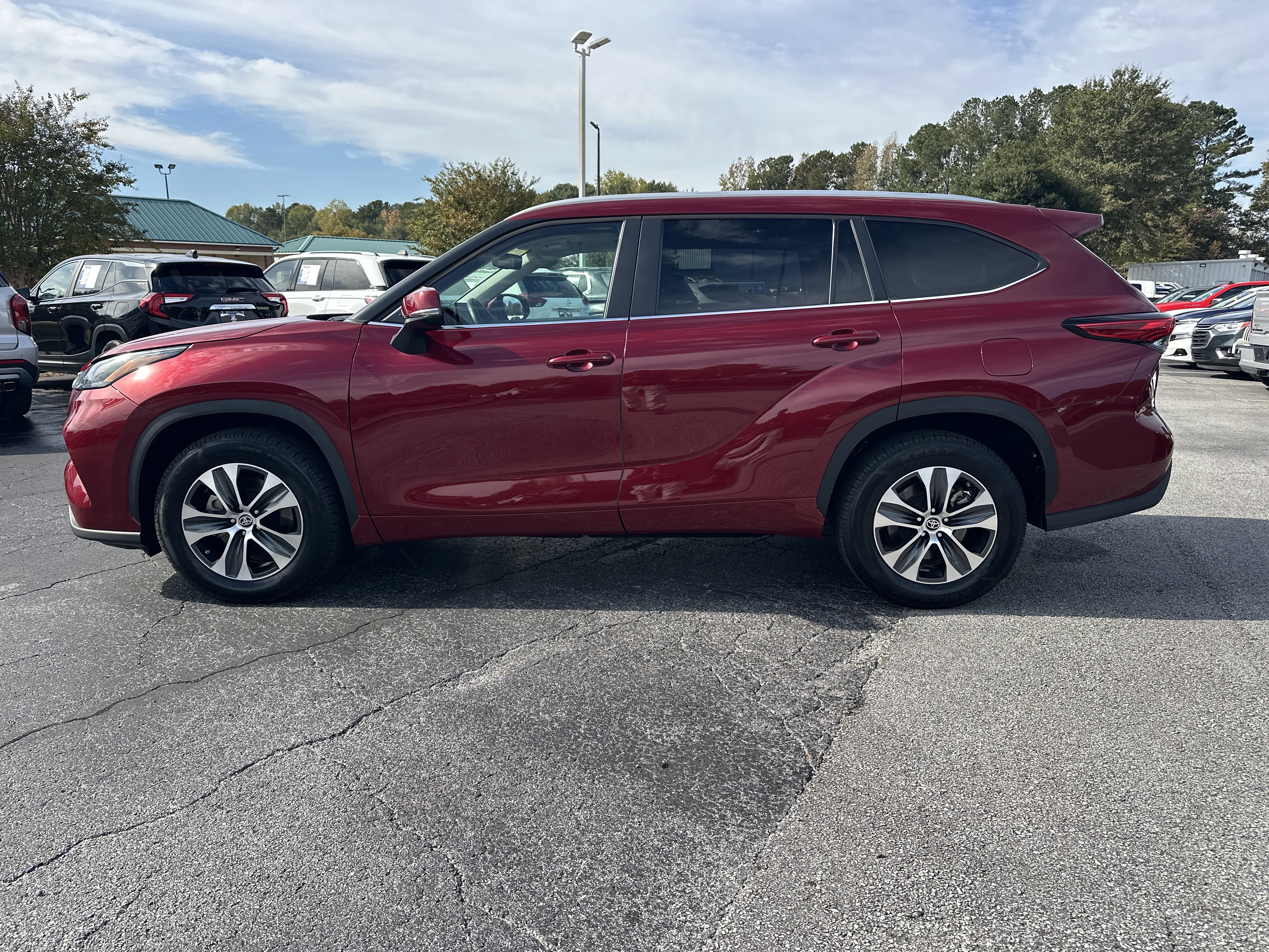 Used 2023 Toyota Highlander XLE image 5