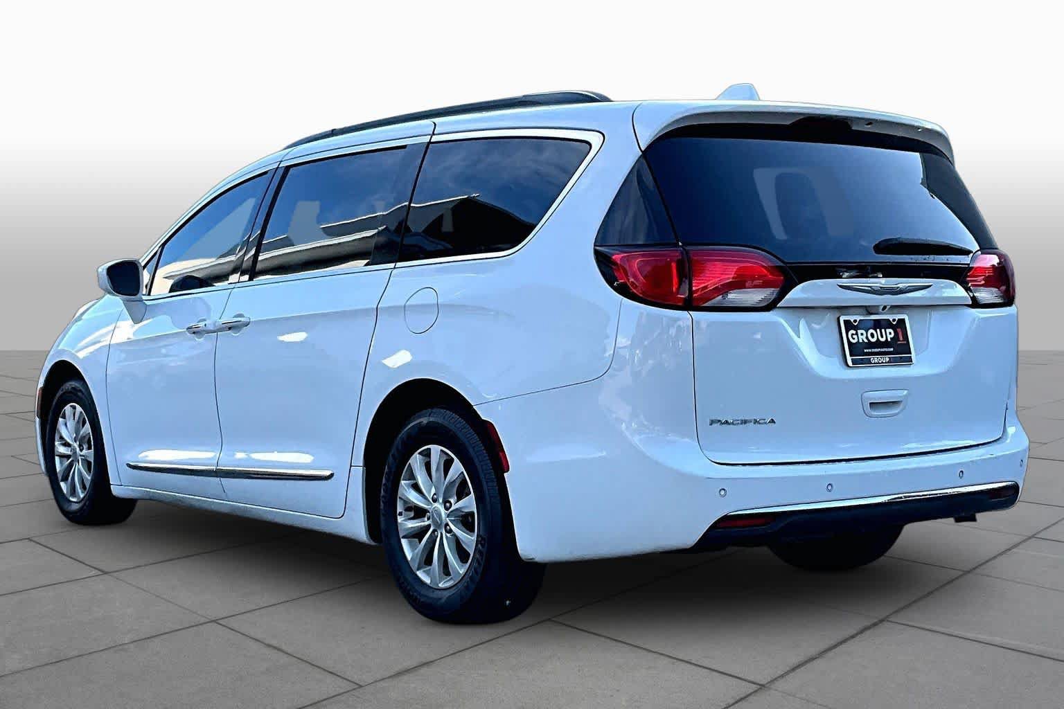 Used 2017 Chrysler Pacifica Touring-L FWD image 12