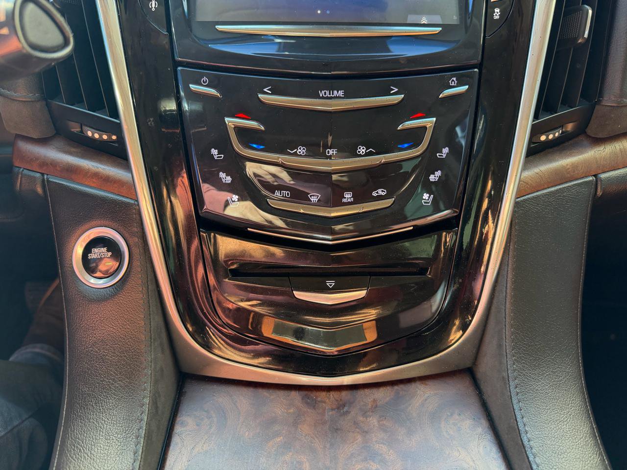 Used 2015 Cadillac Escalade Luxury image 16