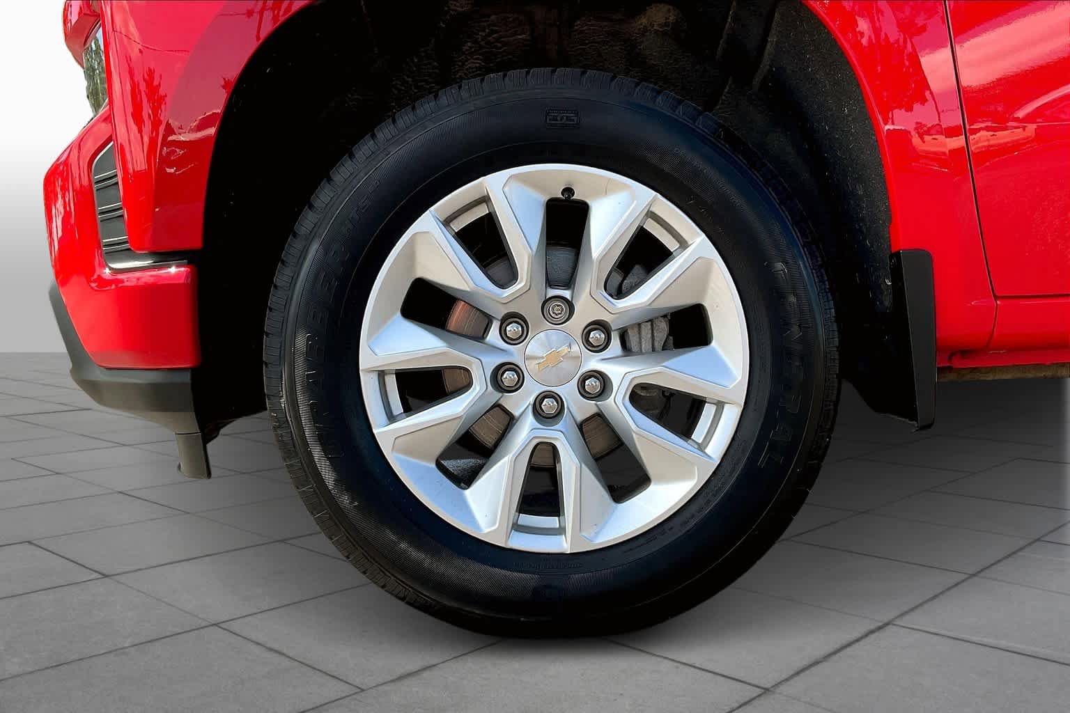 Used 2020 Chevrolet Silverado 1500 Custom w/ Custom Value Package AWD/4WD image 10