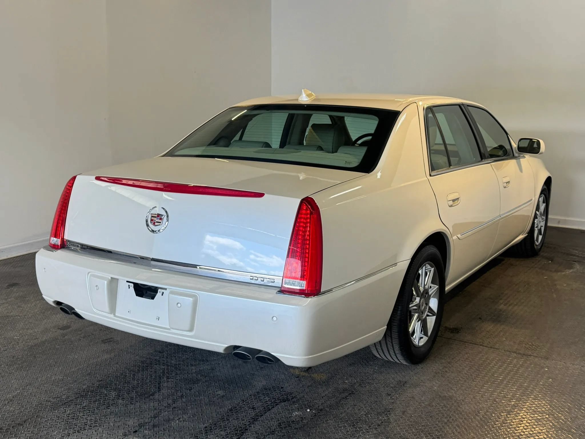 Used 2011 Cadillac DTS Luxury FWD image 6