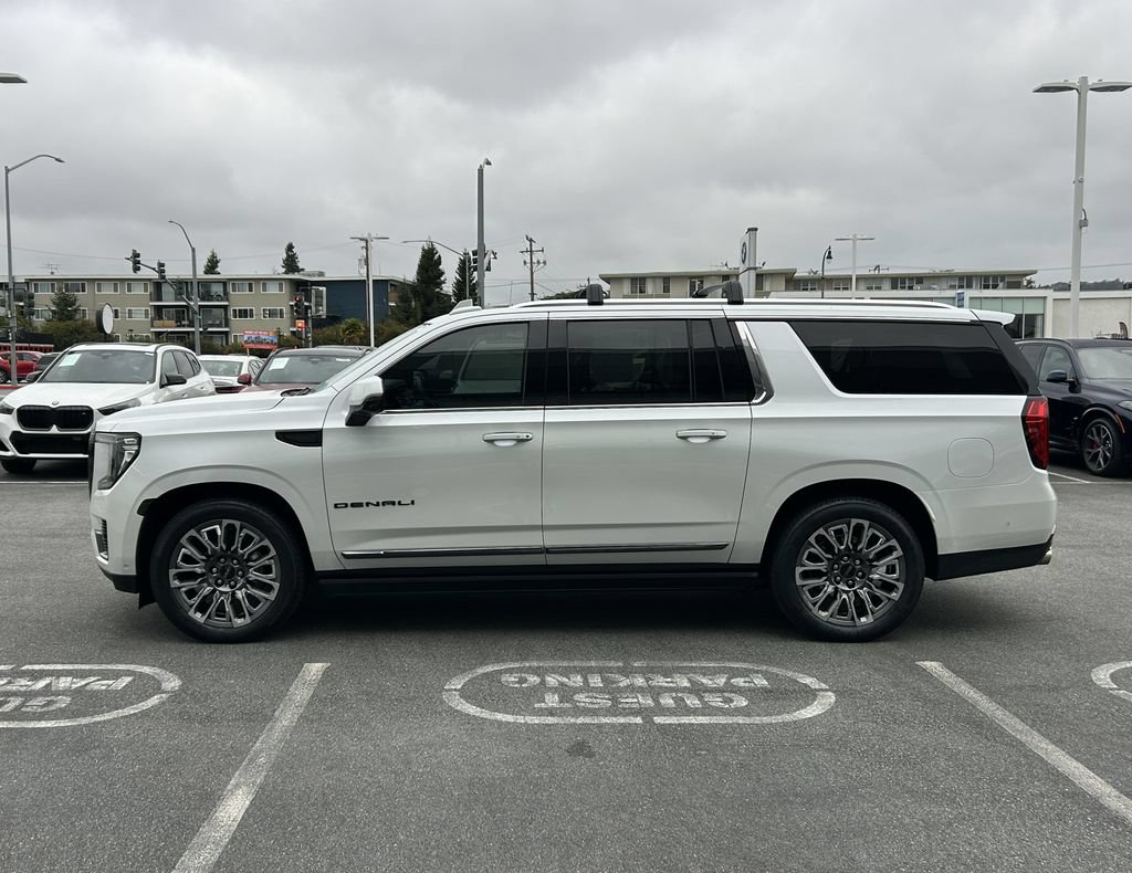 Used 2023 GMC Yukon XL Denali Ultimate AWD/4WD image 2