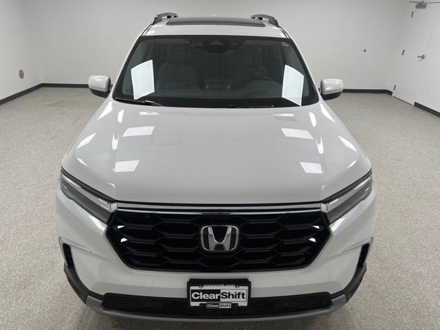 Used 2025 Honda Pilot Touring image 3