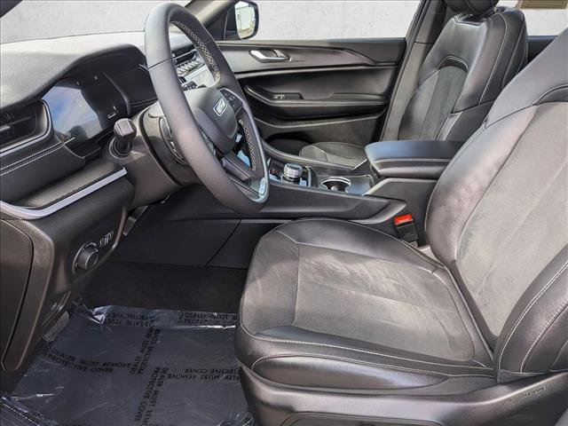 Used 2025 Jeep Grand Cherokee Altitude image 11