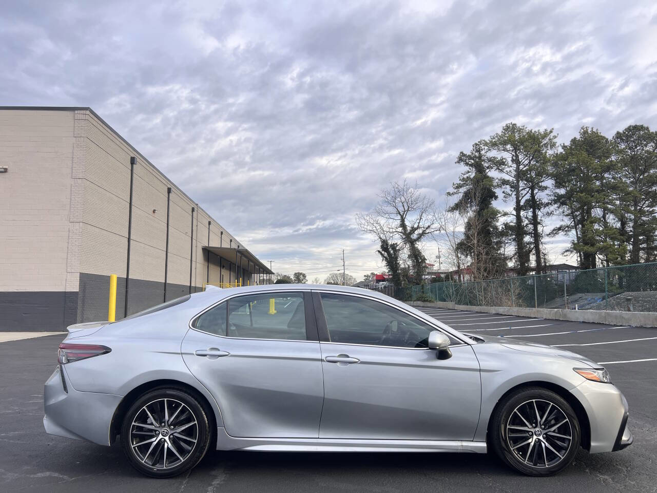 Used 2022 Toyota Camry SE image 4