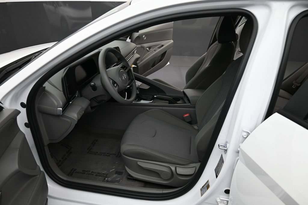 Certified 2026 Hyundai Elantra SE FWD image 12