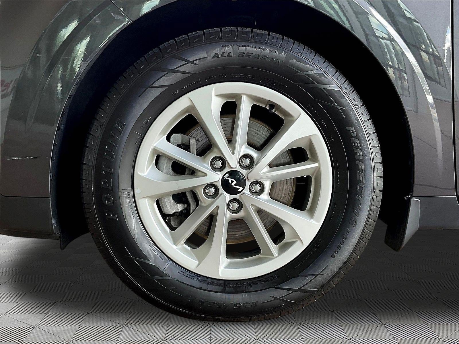 Used 2023 Kia Carnival LX FWD image 32