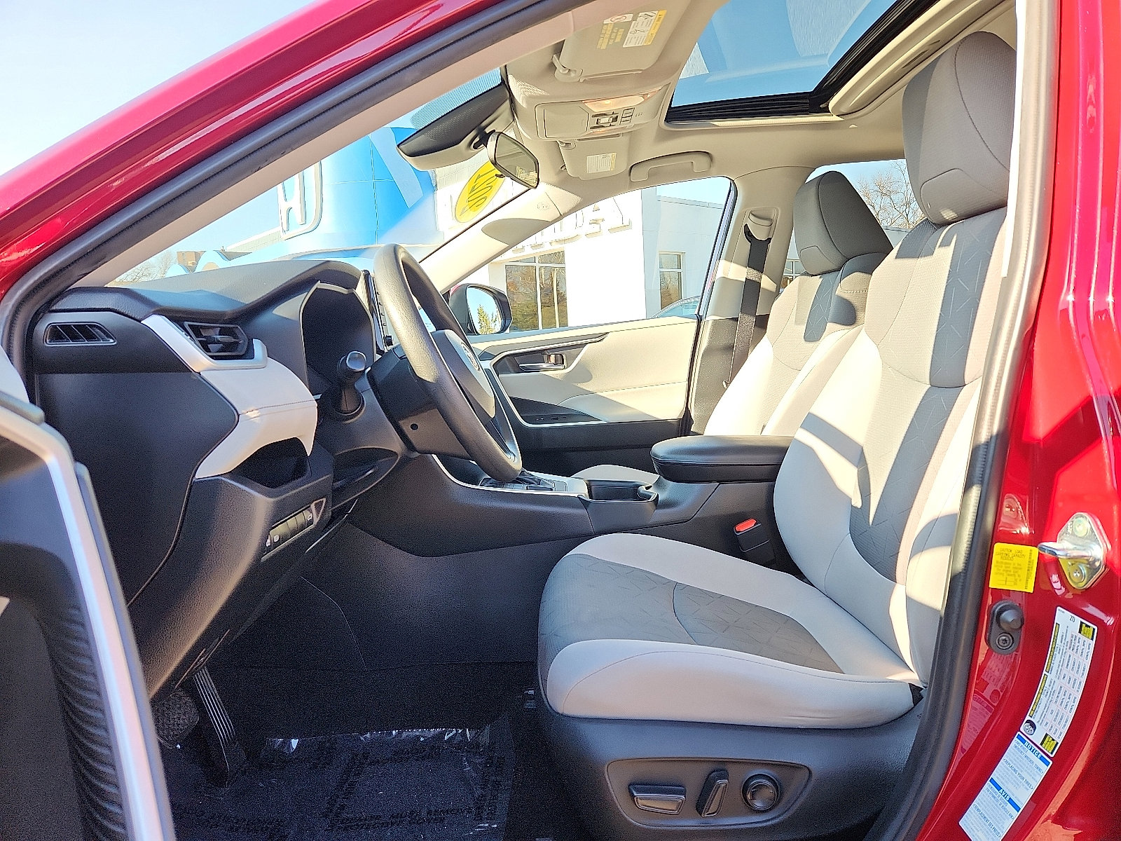 Used 2021 Toyota RAV4 XLE image 14