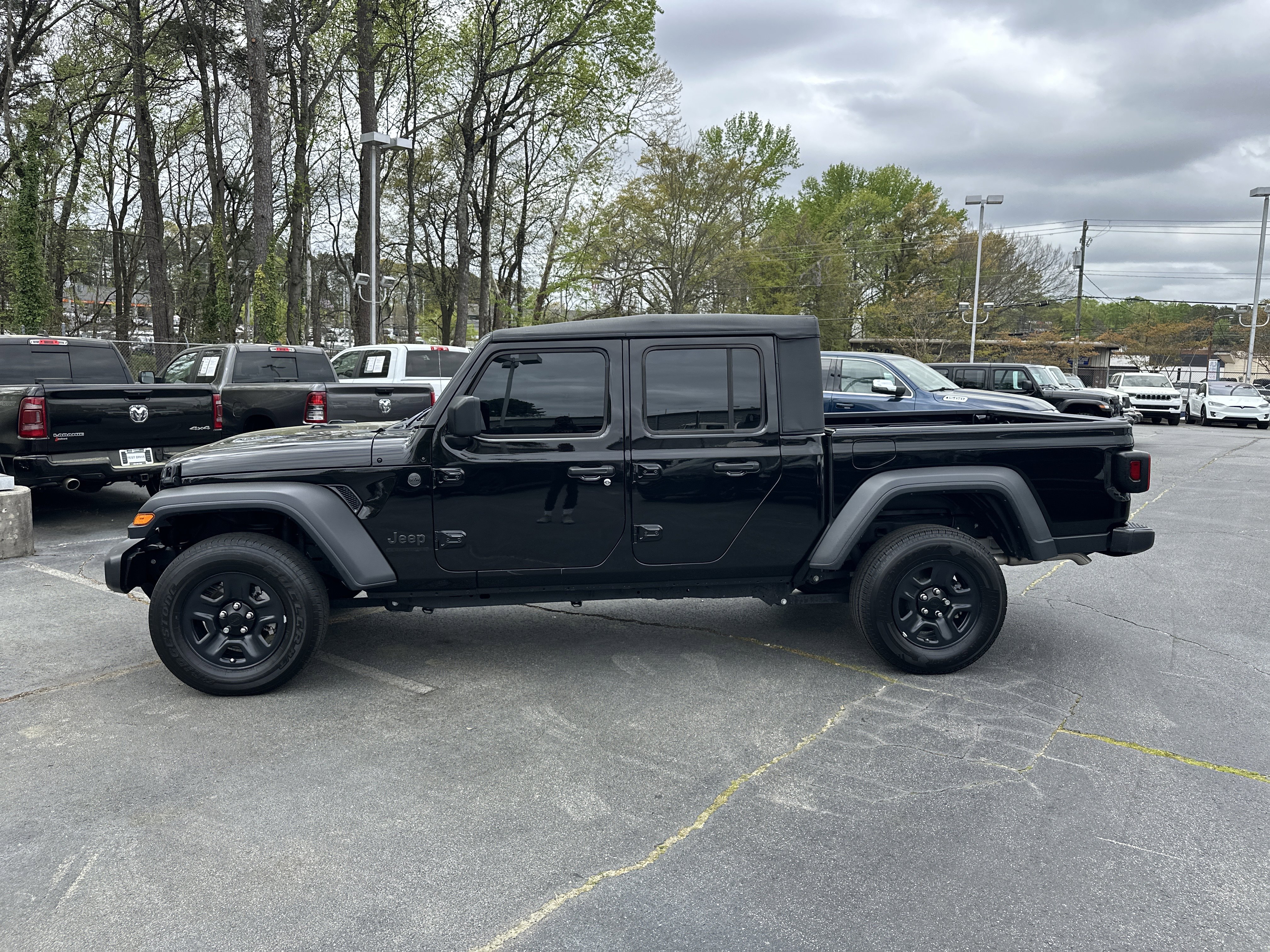 Used 2023 Jeep Gladiator Sport image 6