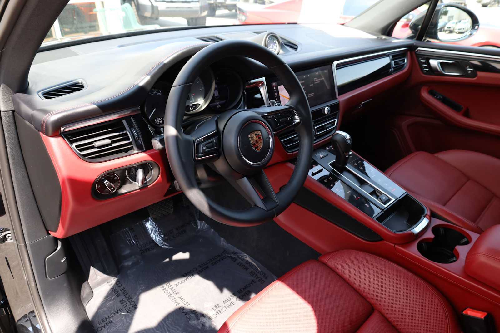 Used 2025 Porsche Macan S AWD/4WD image 2