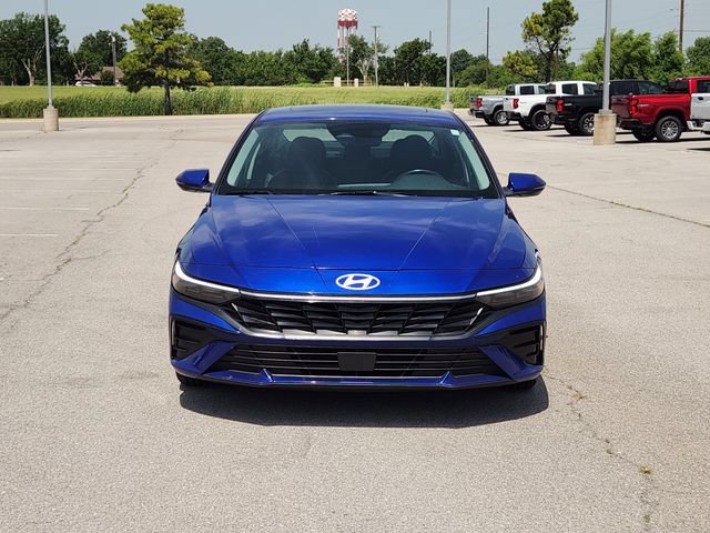 Used 2025 Hyundai Elantra Limited FWD image 2