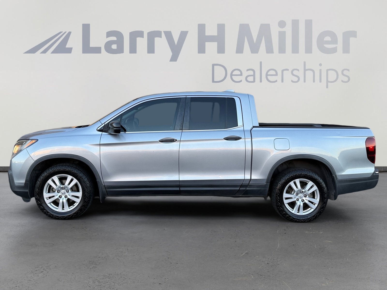 Used 2017 Honda Ridgeline RT image 2