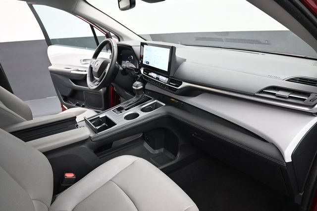 Used 2025 Toyota Sienna XLE FWD image 25