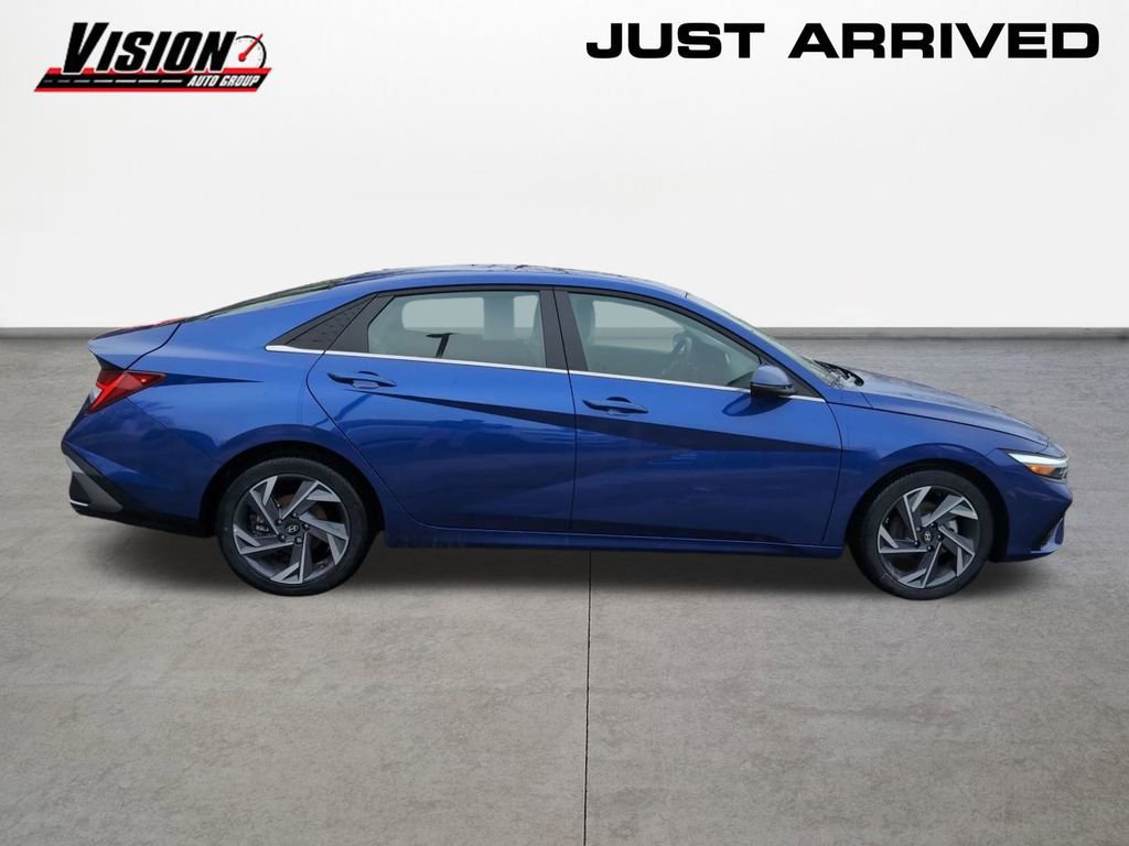Used 2025 Hyundai Elantra Limited image 4