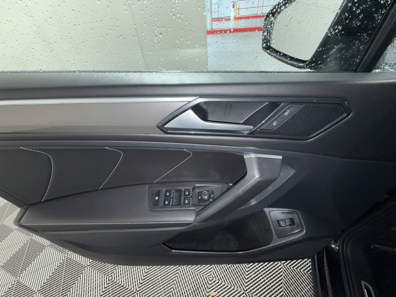 Used 2023 Volkswagen Tiguan SE R-Line AWD/4WD image 15