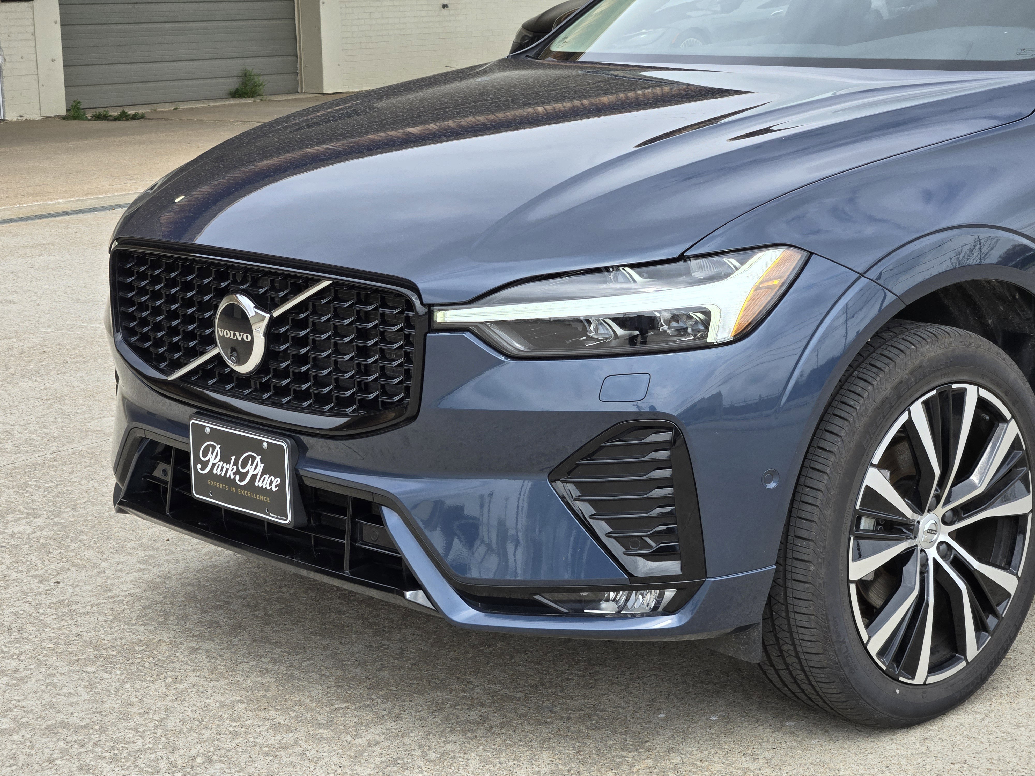 Used 2025 Volvo XC60 B5 Plus image 12