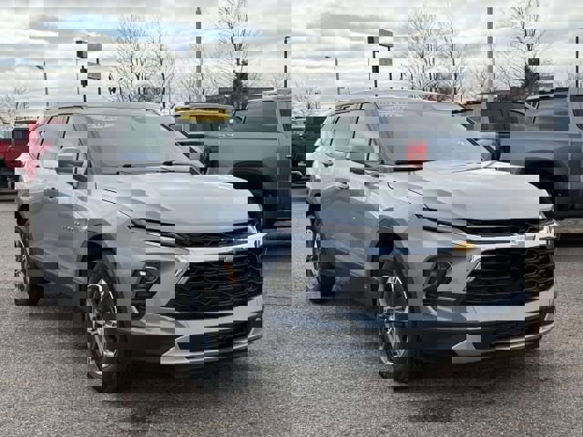 Used 2025 Chevrolet Blazer LT image 4