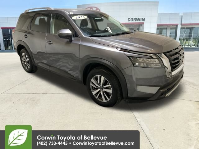 Used 2025 Nissan Pathfinder SL image 1