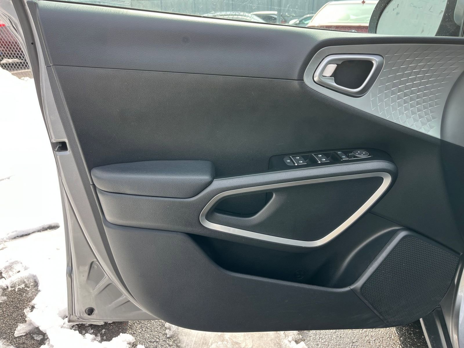 Used 2025 Kia Soul LX w/ LX Technology Package FWD image 18