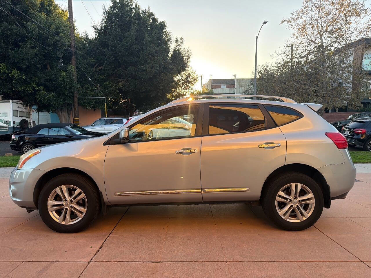 Used 2013 Nissan Rogue SV w/ Premium Pkg image 9