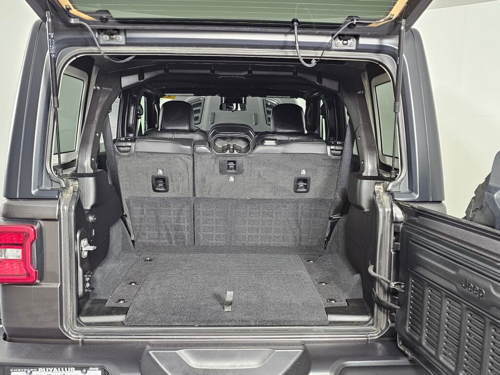 Used 2025 Jeep Wrangler Unlimited Rubicon w/ Convenience Group image 13