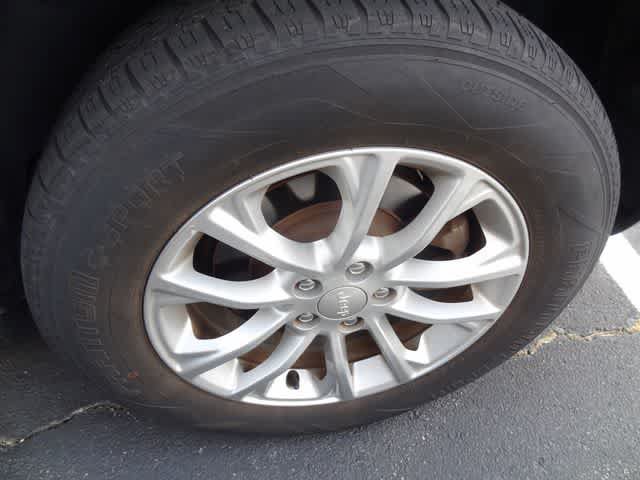 Used 2019 Jeep Cherokee Latitude w/ Popular Appearance Group AWD/4WD image 20