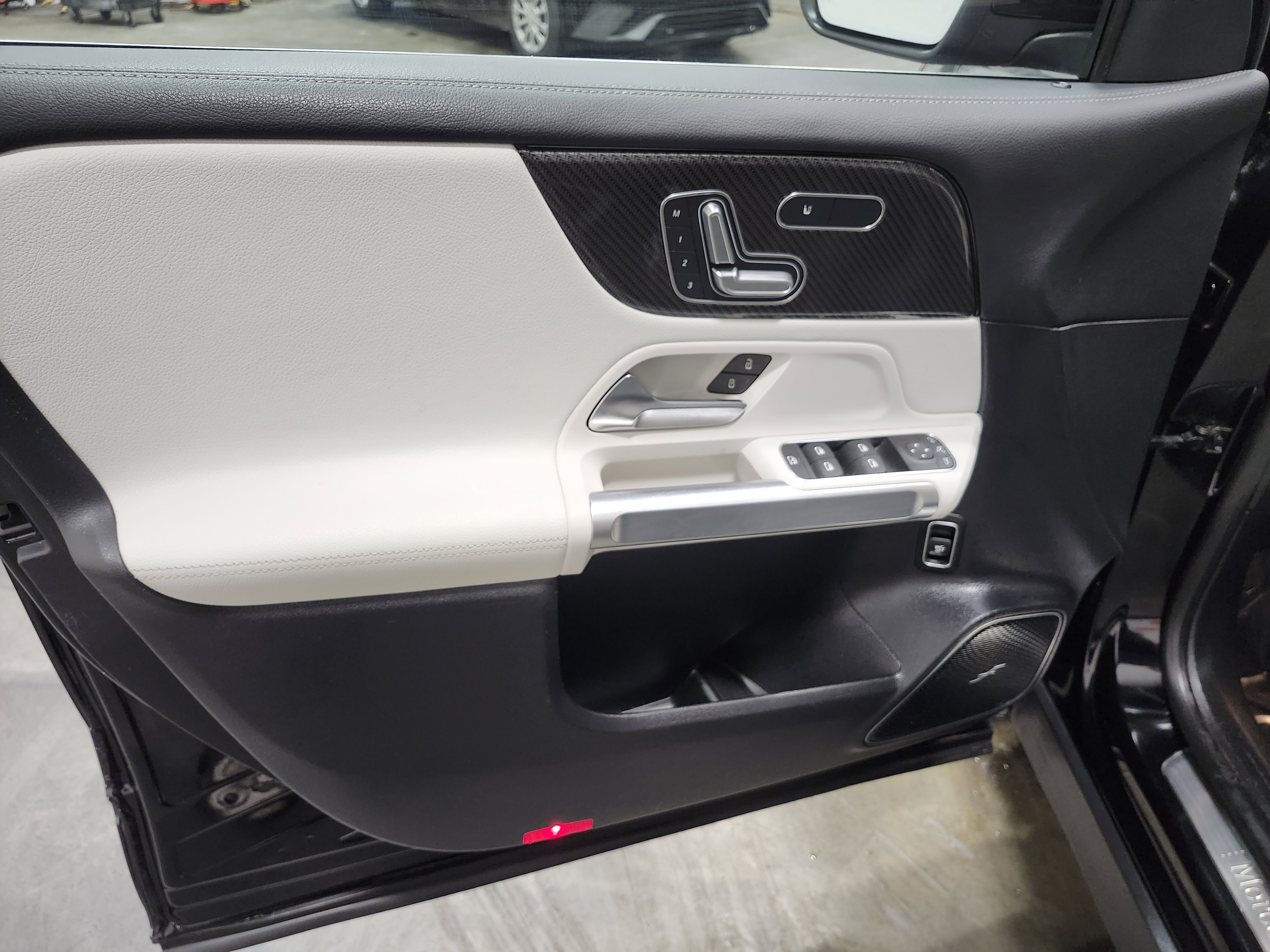 Used 2021 Mercedes-Benz GLB 250 4MATIC image 27