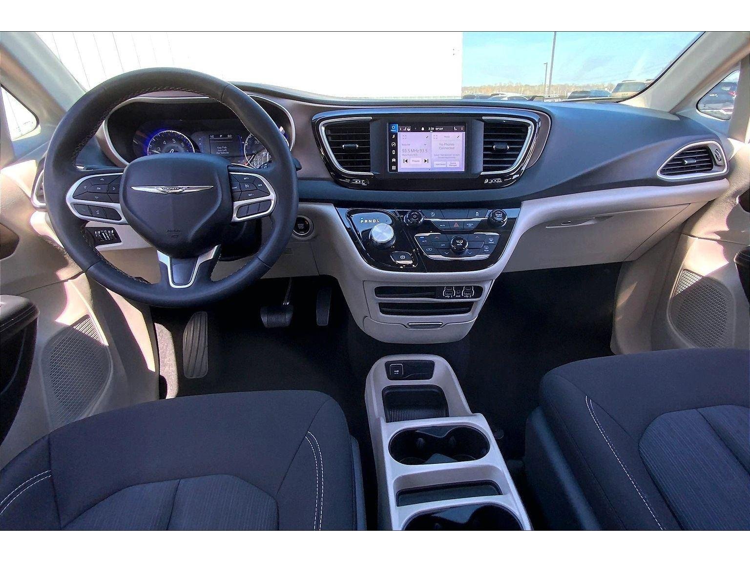 Used 2023 Chrysler Voyager LX FWD image 14