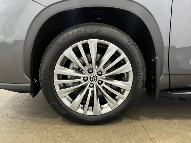 Certified 2025 Toyota Highlander Platinum AWD/4WD image 28
