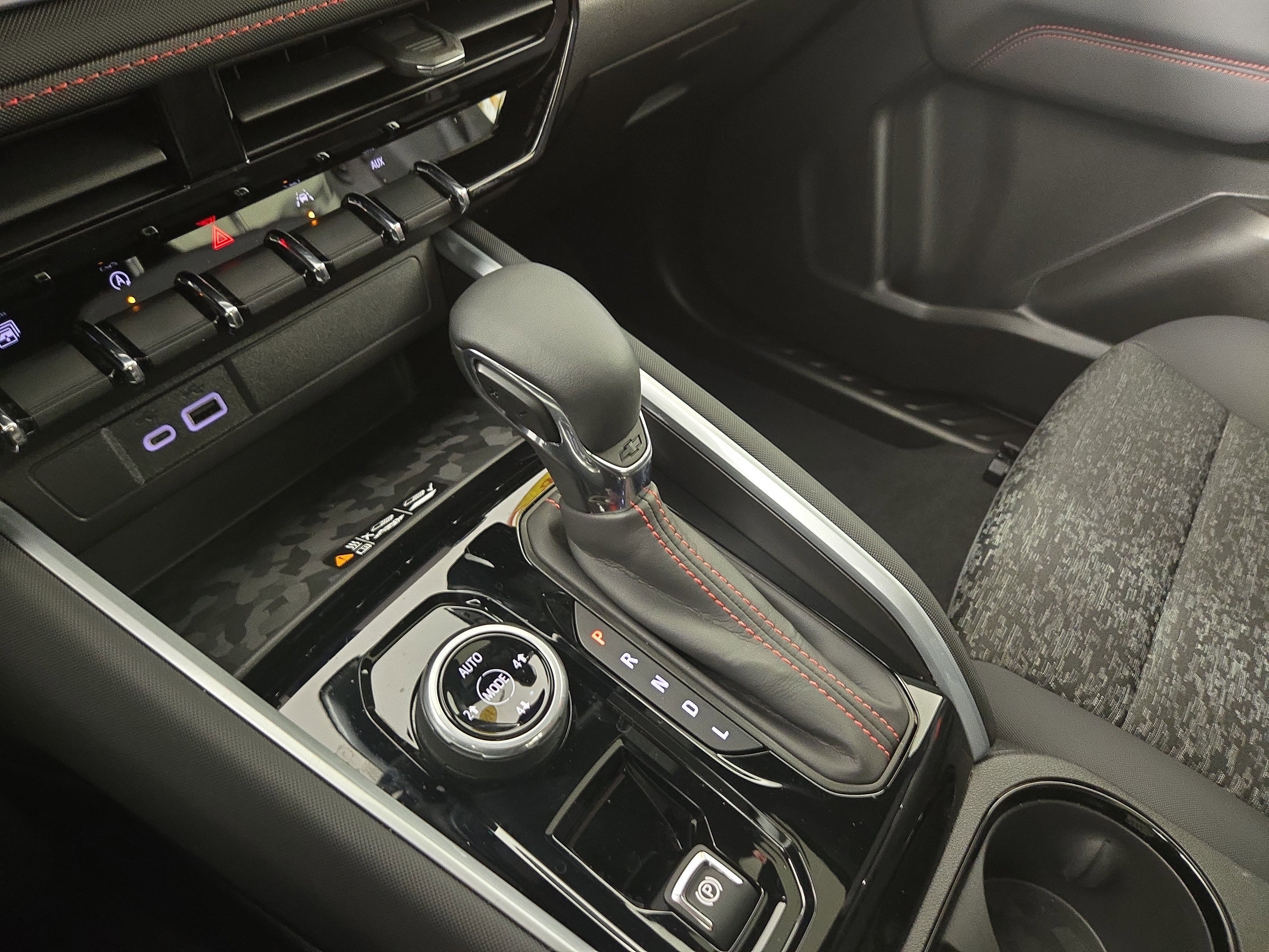 Certified 2024 Chevrolet Colorado Z71 w/ LPO, Dark Essentials Package image 24