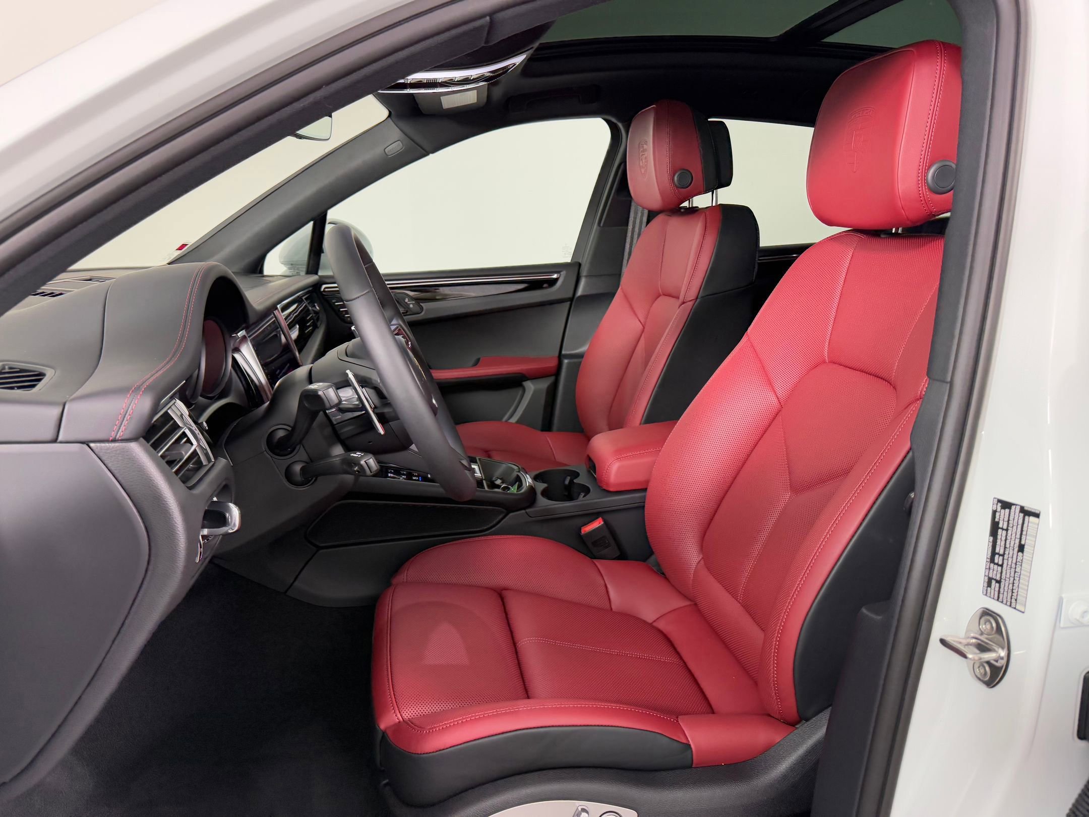 Certified 2026 Porsche Macan AWD/4WD image 5
