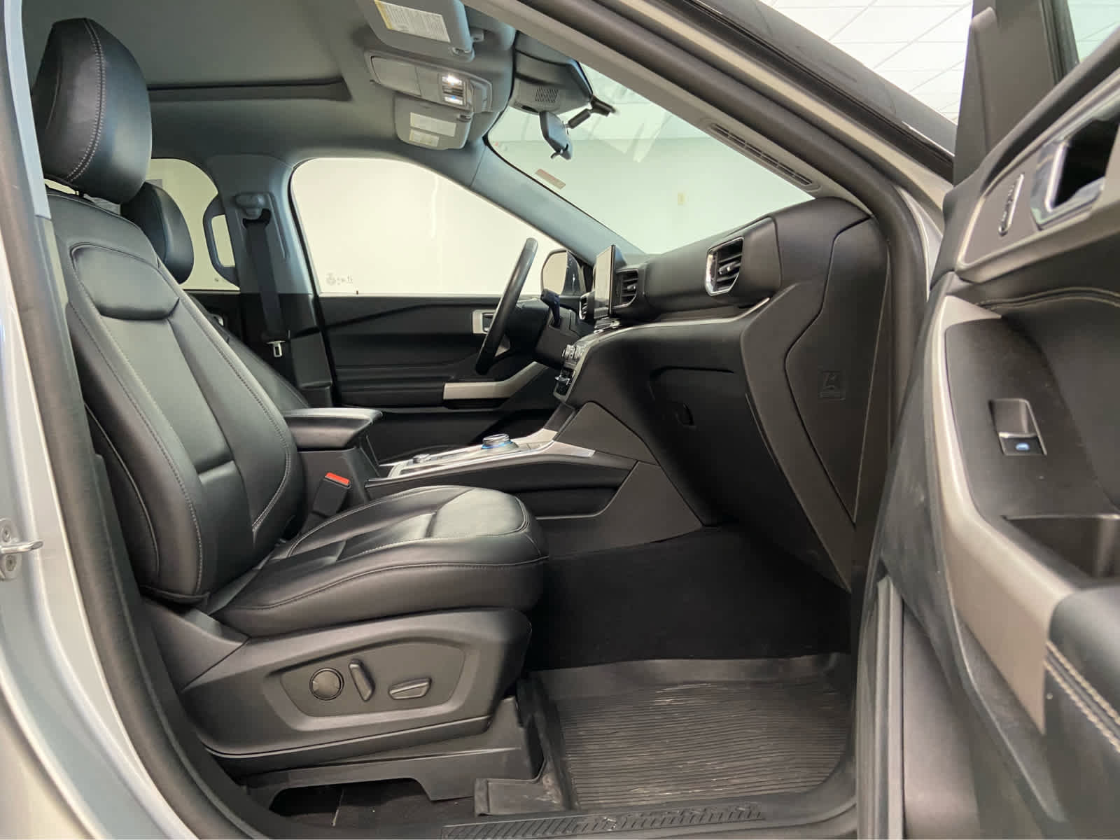 Used 2023 Ford Explorer XLT w/ Equipment Group 202A AWD/4WD image 20