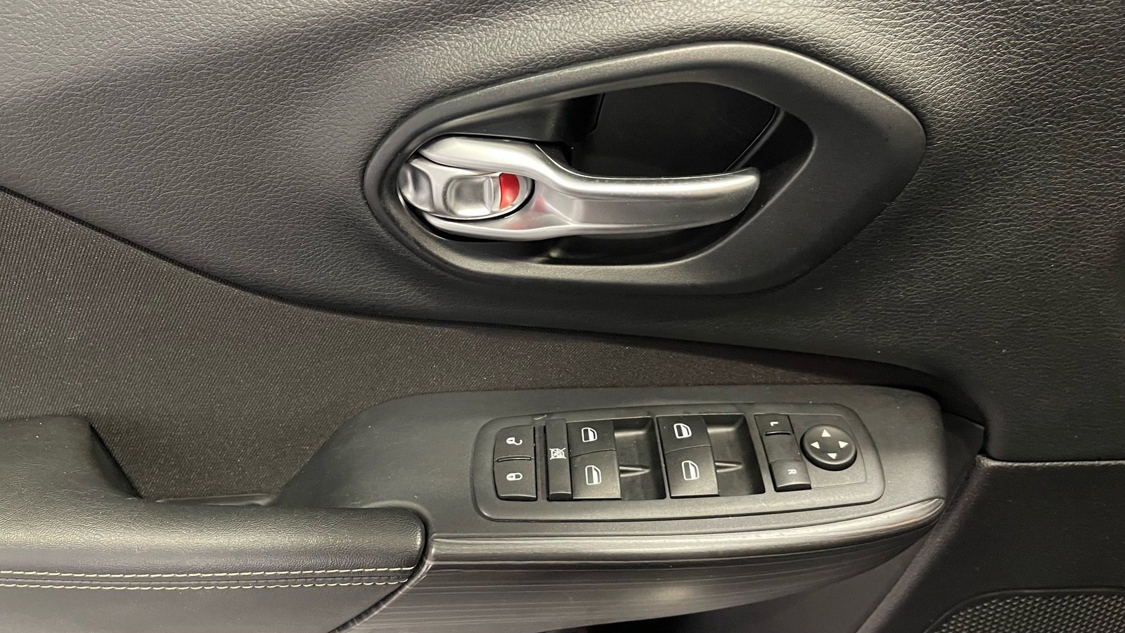 Used 2015 Jeep Cherokee Sport w/ Sport Appearance Group FWD image 25