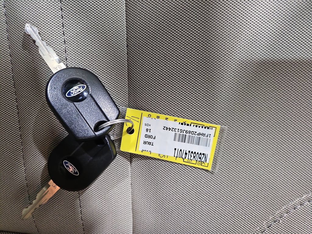 Used 2018 Ford Taurus SE FWD image 28