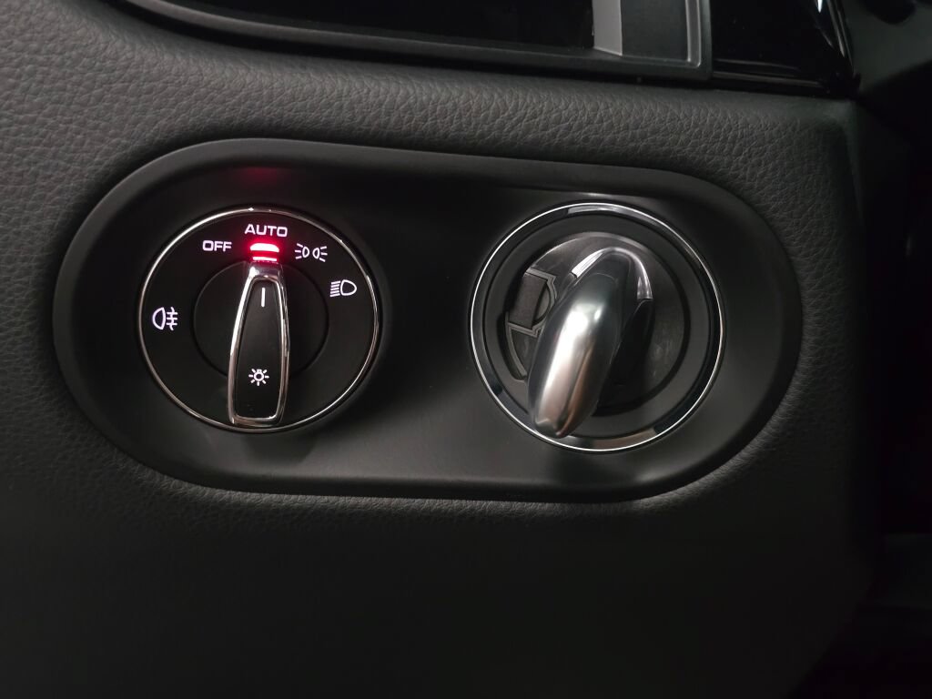 Certified 2024 Porsche Macan AWD/4WD image 39
