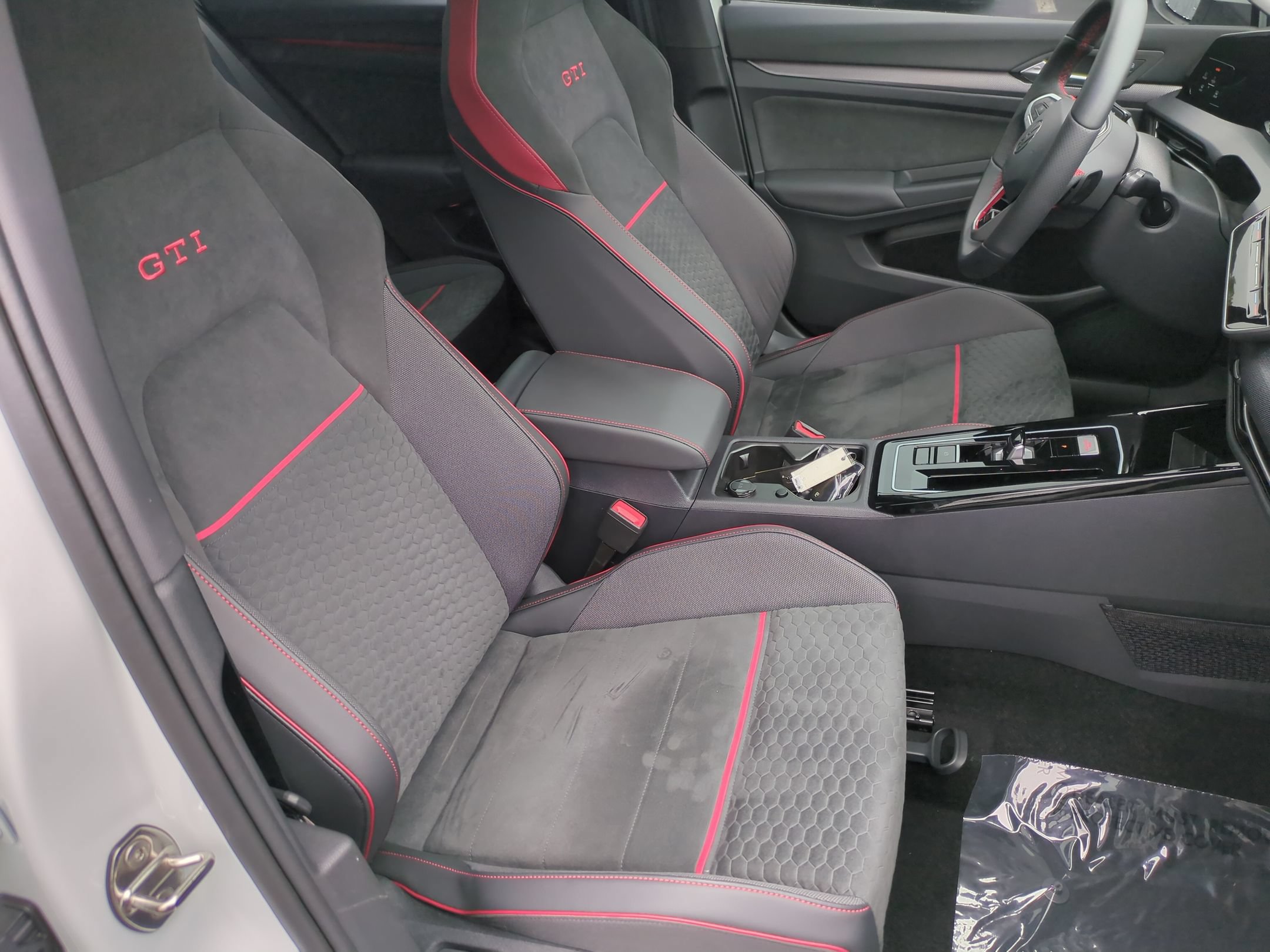 Used 2025 Volkswagen Golf SE FWD image 32