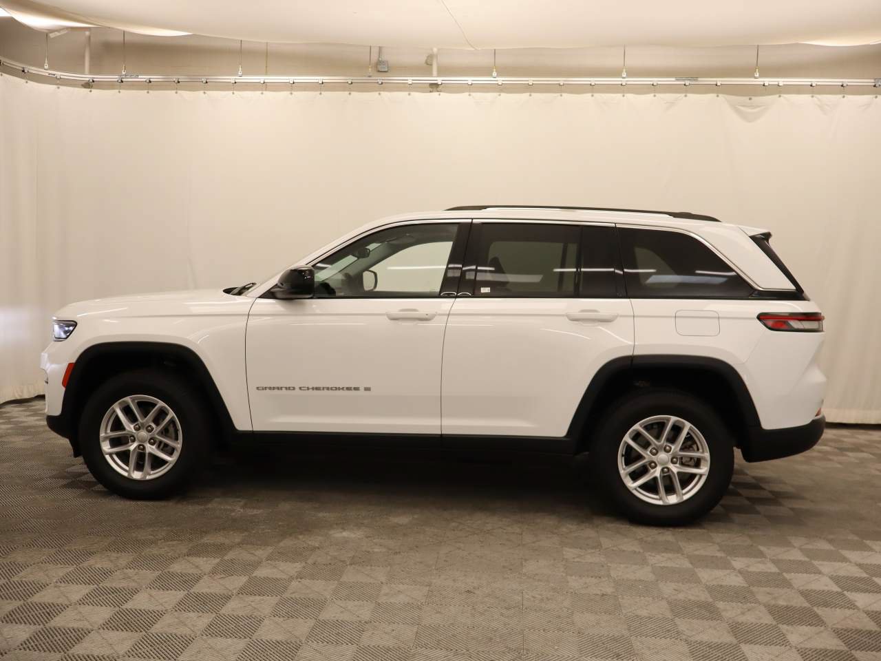 Used 2023 Jeep Grand Cherokee Laredo w/ Luxury Tech Group I RWD image 2