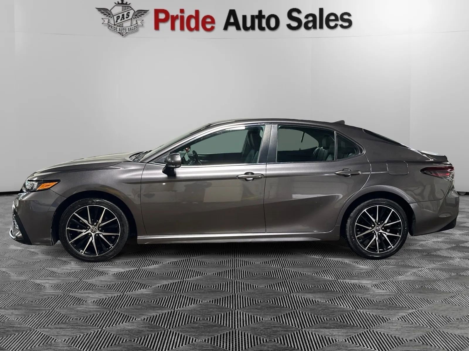 Used 2022 Toyota Camry SE FWD image 4