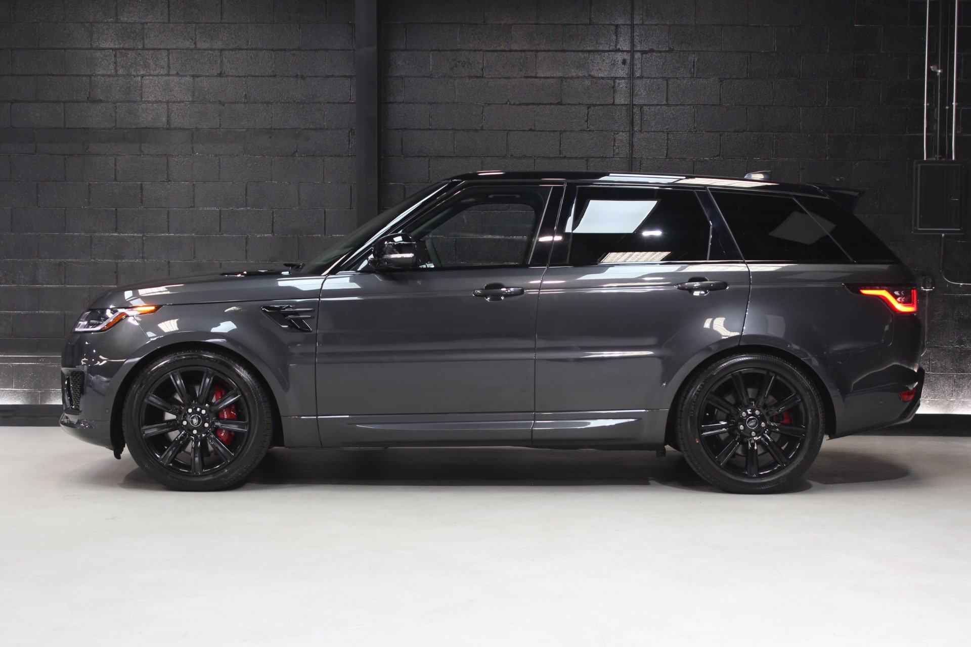 Used 2022 Land Rover Range Rover Sport HST AWD/4WD image 3