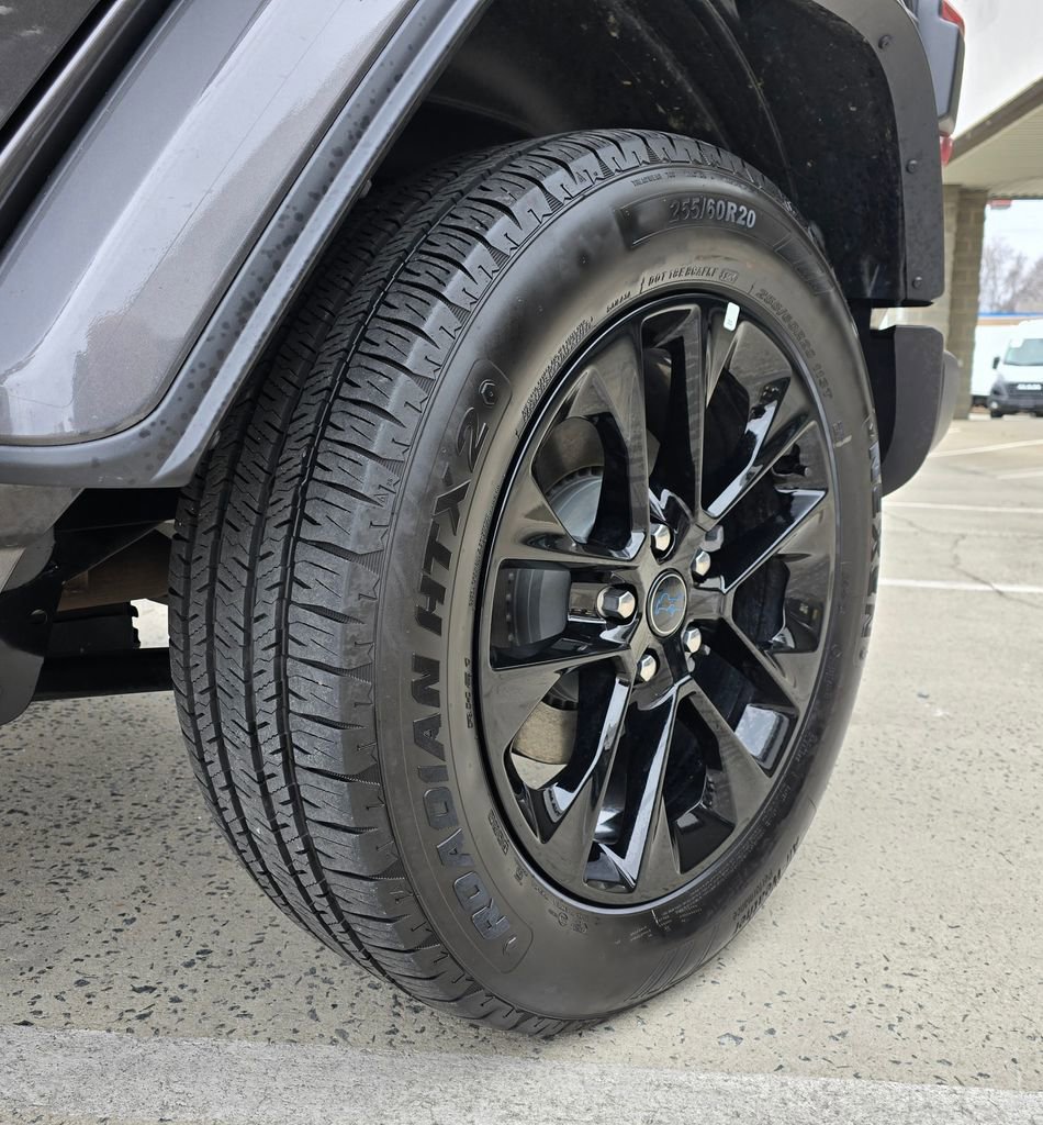 Used 2025 Jeep Wrangler Unlimited Sahara w/ Safety Group image 16