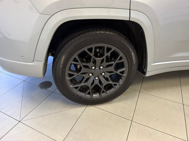 Used 2025 Jeep Grand Cherokee Summit w/ Obsidian Package AWD/4WD image 32