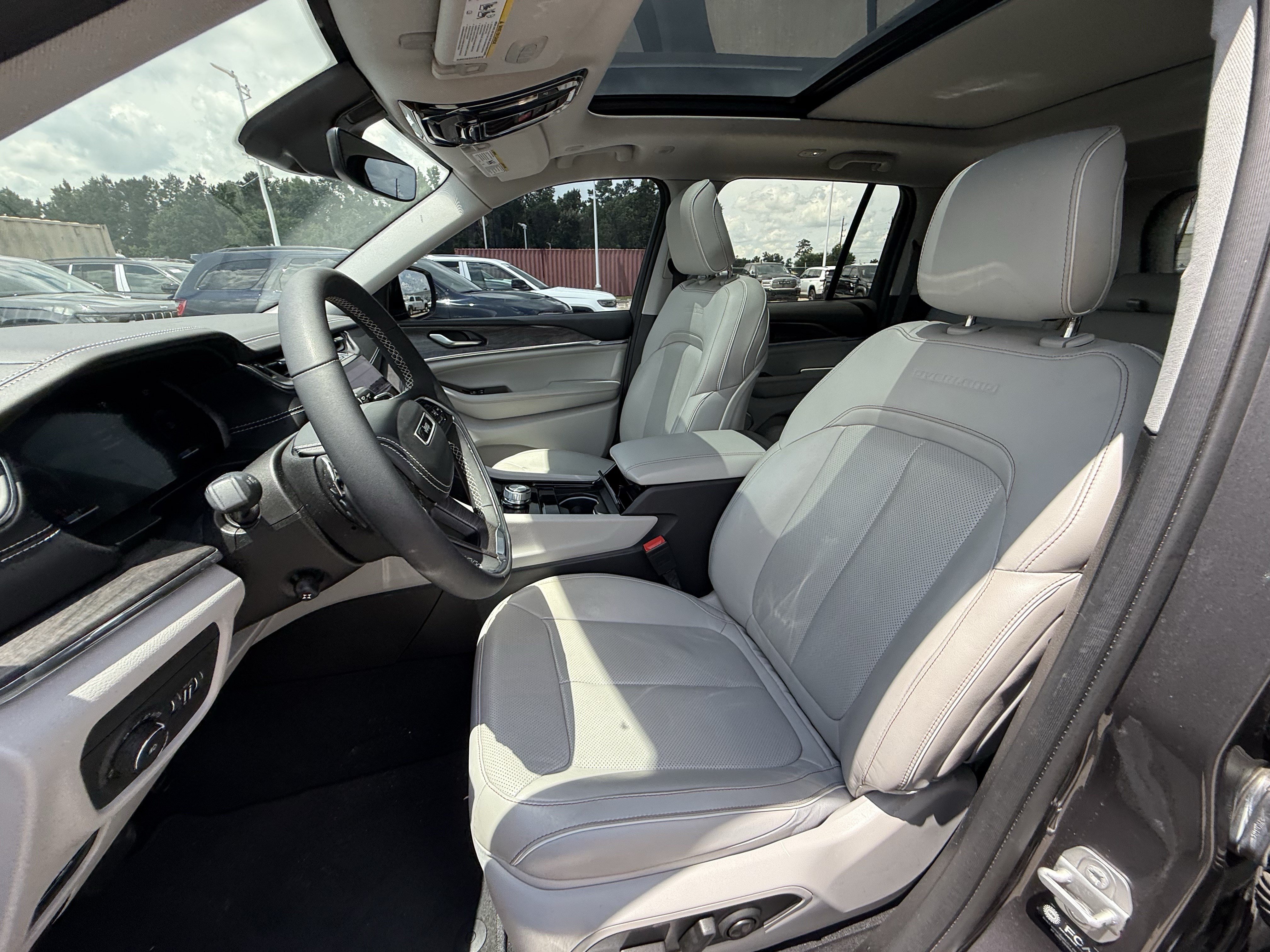 Used 2023 Jeep Grand Cherokee Overland RWD image 28
