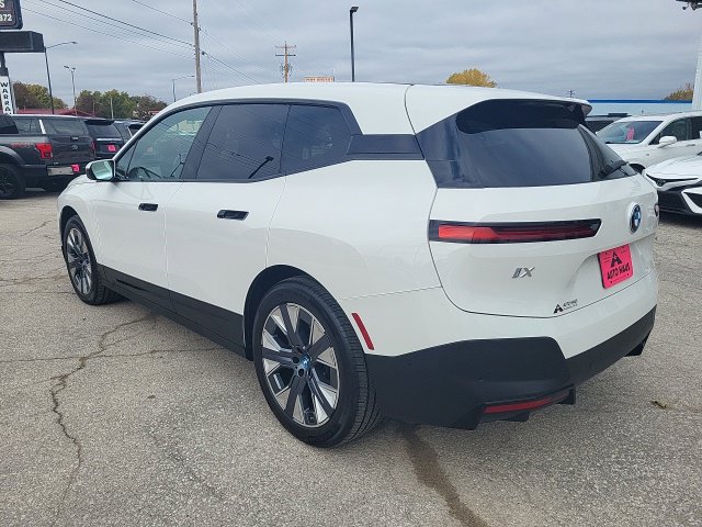 Used 2024 BMW iX xDrive50 w/ Premium Package AWD/4WD image 8