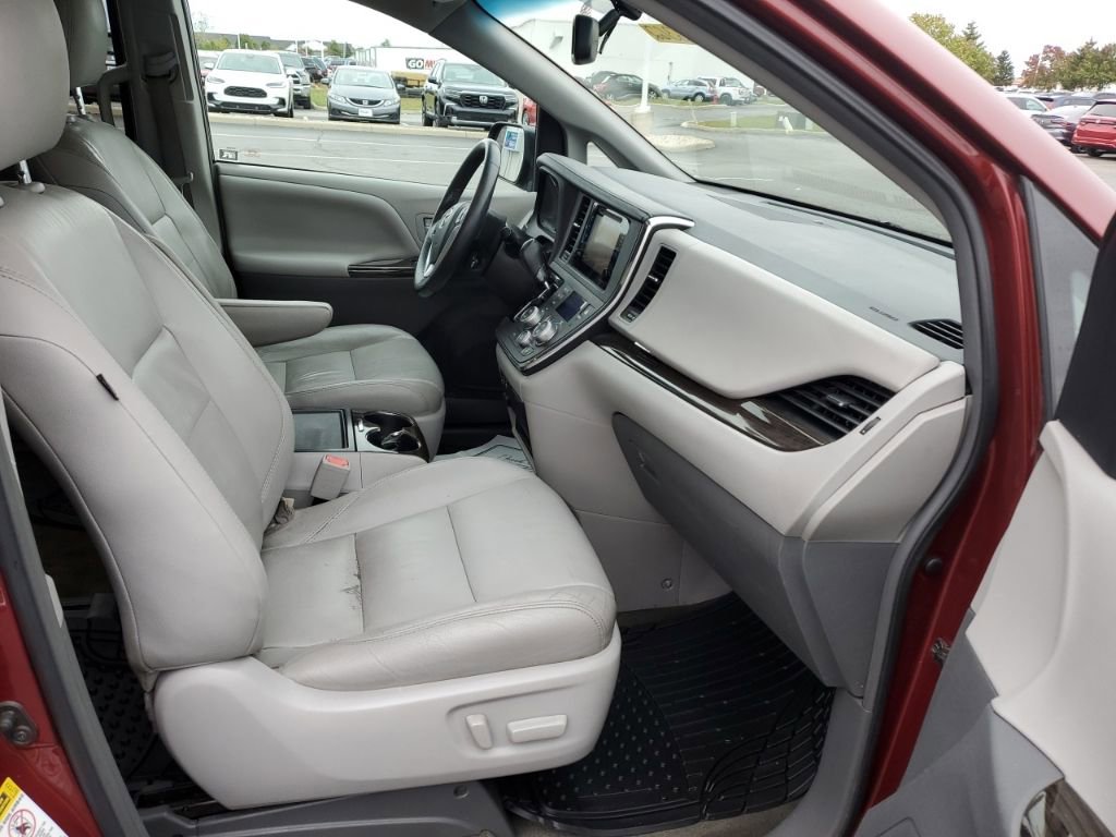 Used 2017 Toyota Sienna XLE Premium image 32