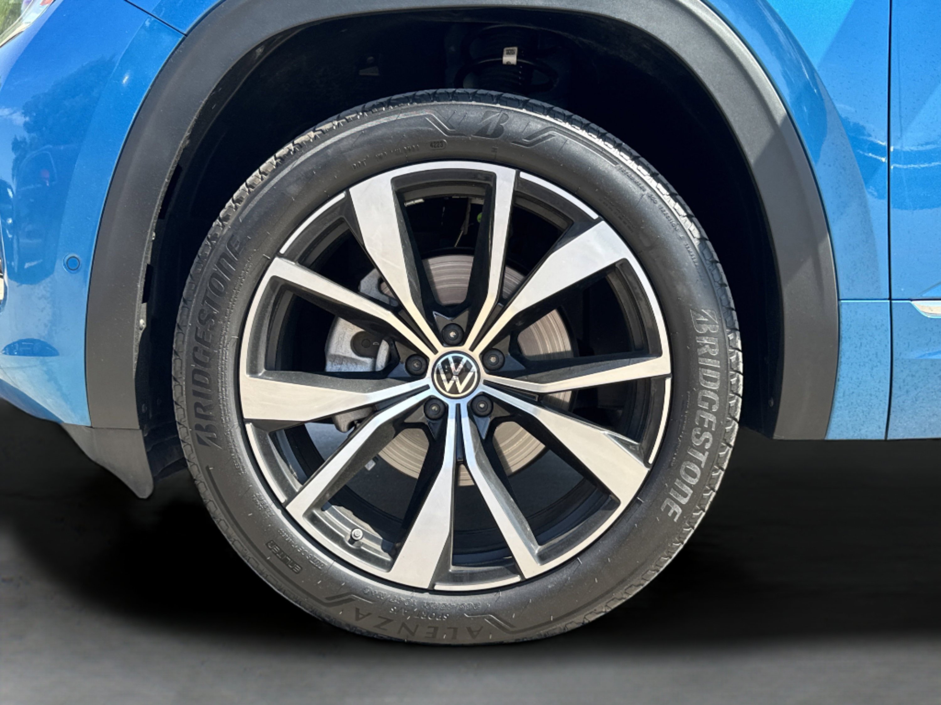 Used 2024 Volkswagen Atlas Cross Sport SEL Premium R-Line image 3